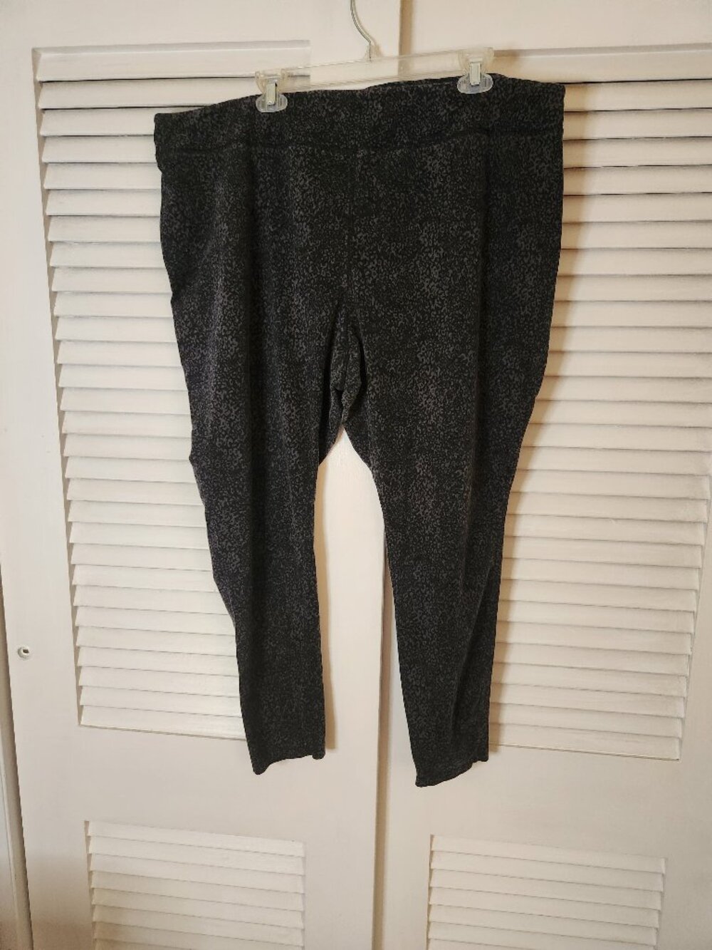 Great Condition Croft & Barrow Snakeskin patterned 3X Leggings Black/Gray